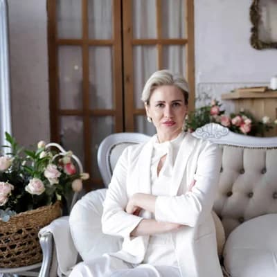 Анна  Бай